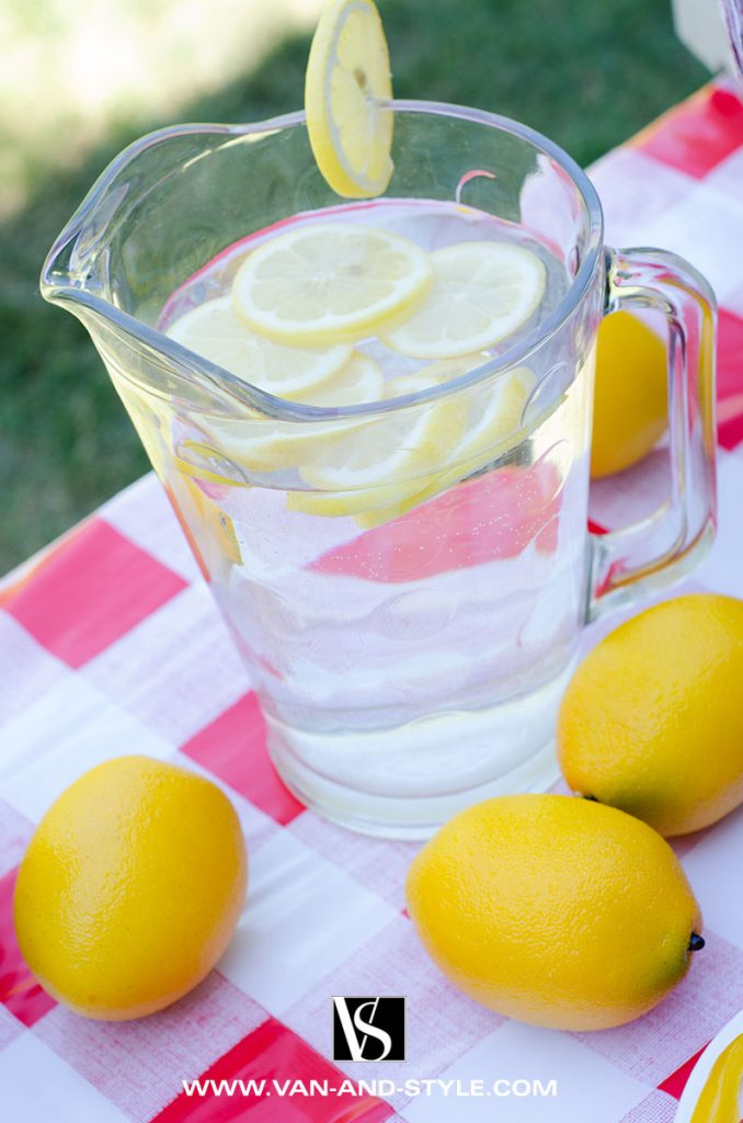 Lemonade for barbecue Party outdoor | Citronnade fraîchement pressé pour un barbecue 