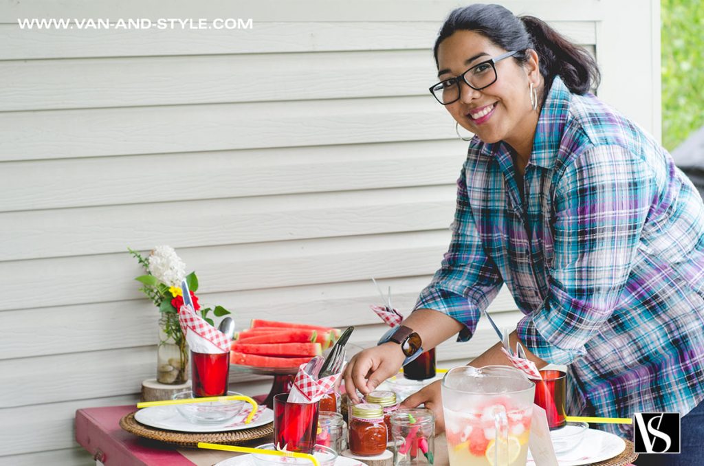 Je dresse la table des enfants pour un barbecue party